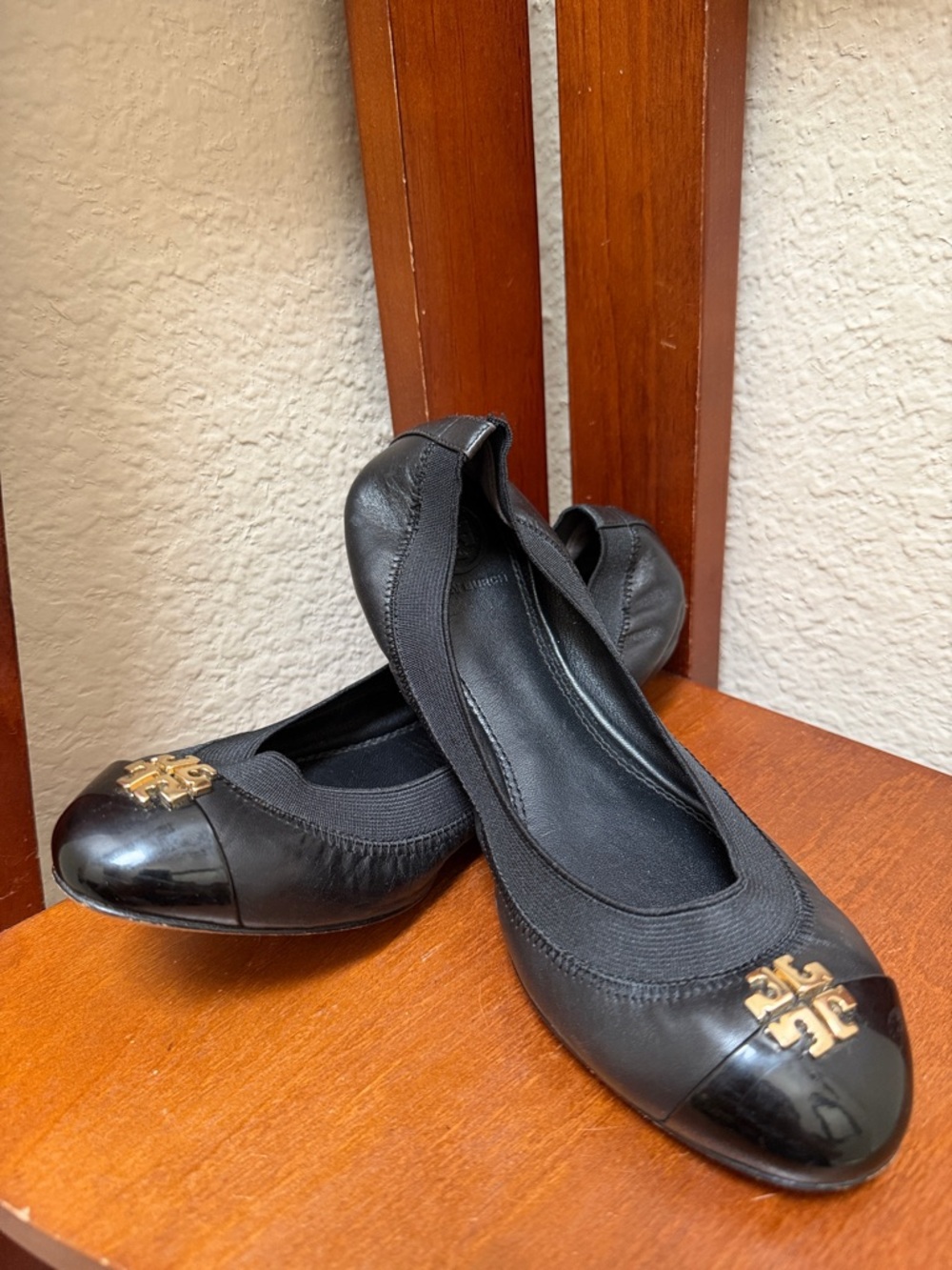 🔹Tory Burch Jolie Black Leather Patent Cap Toe Ballet Flats 6.5 M Gold Logo…